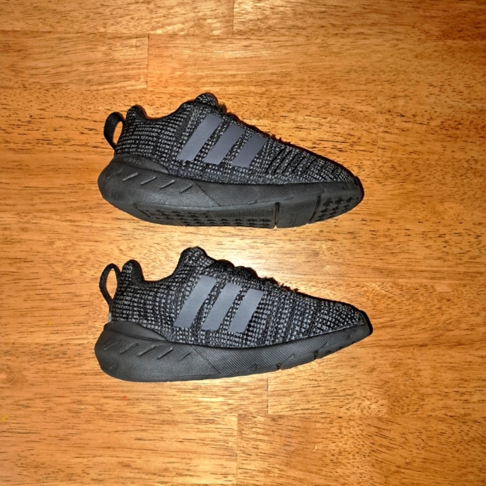 Like new toddler boys Adidas tennis shoes
